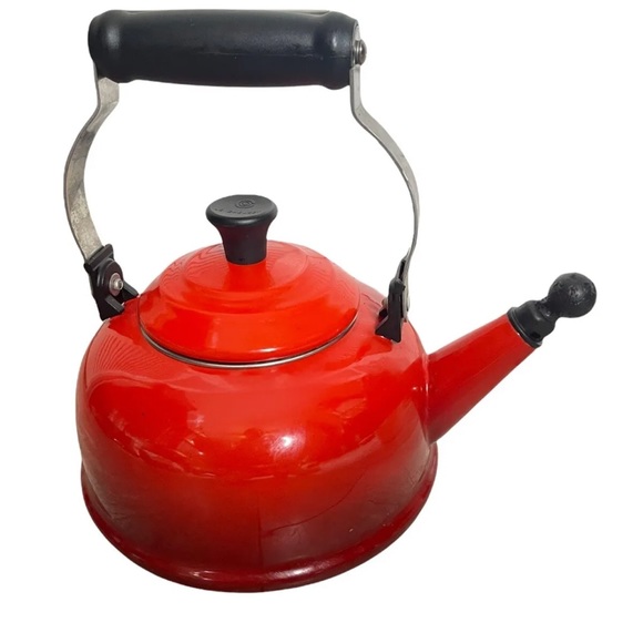Le Creuset Kitchen Le Creuset Classic Whistling Kettle Cherry Red